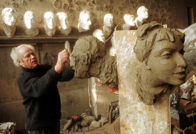 Bronisław Chromy (w 1999 r.) w trakcie pracy nad rzeźbą Piwnicy pod Baranami, fot. PAP/Jacek Bednarczyk