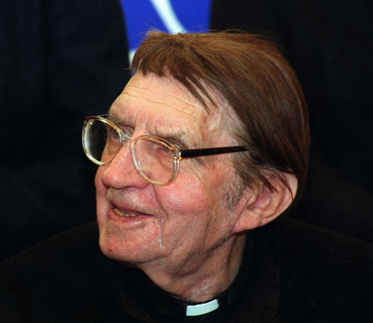 Ks. Jan Twardowski (w 2001 r.), fot. PAP/Andrzej Rybczyński
