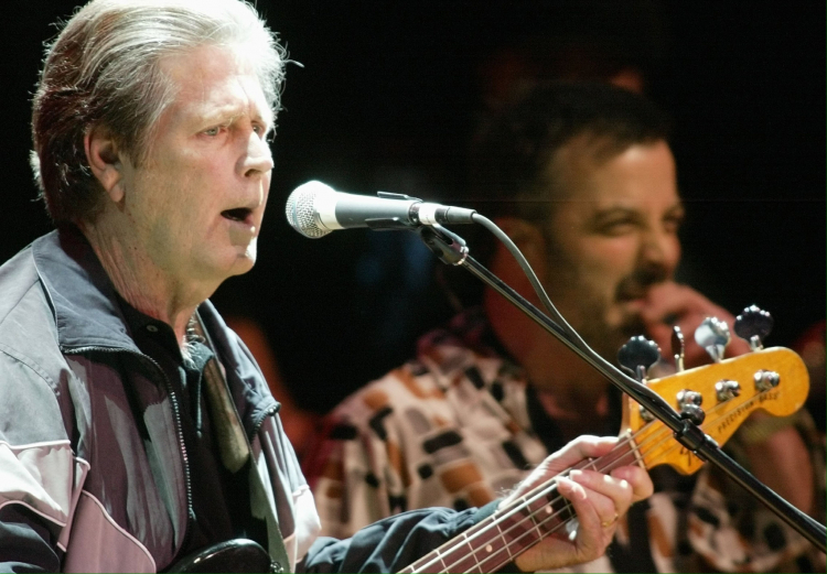 Brian Wilson (L) występuje z zespołem na koncercie w Niemczech w 2002 roku. PAP/EPA DPA/Soeren Stache