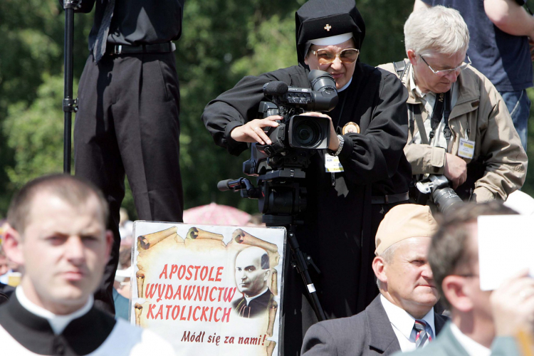 15 czerwca 2005 r. na Placu Piłsudskiego w Warszawie odbyła się uroczysta msza święta na zakończenie Kongresu Eucharystycznego i ogłoszenie beatyfikacji trzech polskich kapłanów: ks. Władysława Findysza - pierwszego męczennika komunizmu, ks. Ignacego Kłopotowskiego - założyciela Zgromadzenia Sióstr Loretanek i ks. Bronisława Markiewicza - założyciela Zgromadzenia Księży Michaelitów. Fot. PAP/Pawel Kula