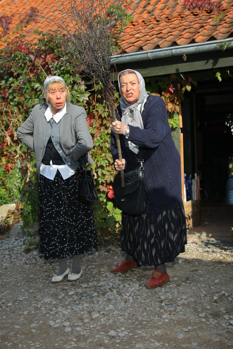 Plan zdjęciowy serialu "Dom nad rozlewiskiem" w reżyserii Adka Drabińskiego. Nz. aktorka Tomira Kowalik (L) i aktorka Zofia Saretok (P), 2009 r. PAP/Stach Leszczyński