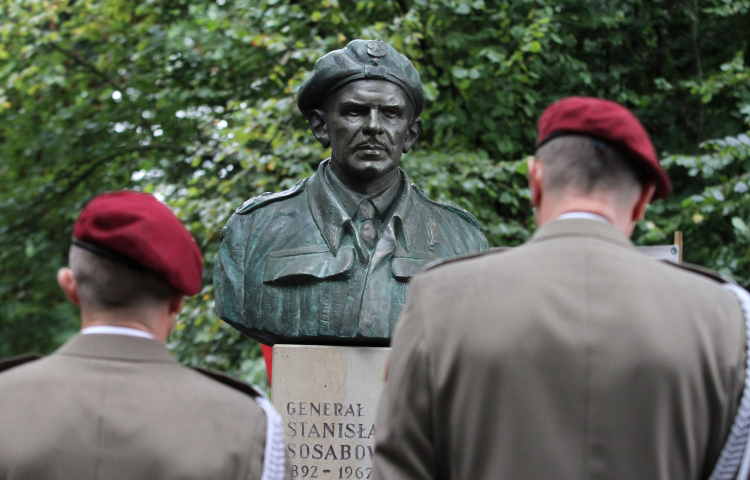 Popiersie gen. Stanisława Sosabowskiego, fot. PAP/Jacek Bednarczyk