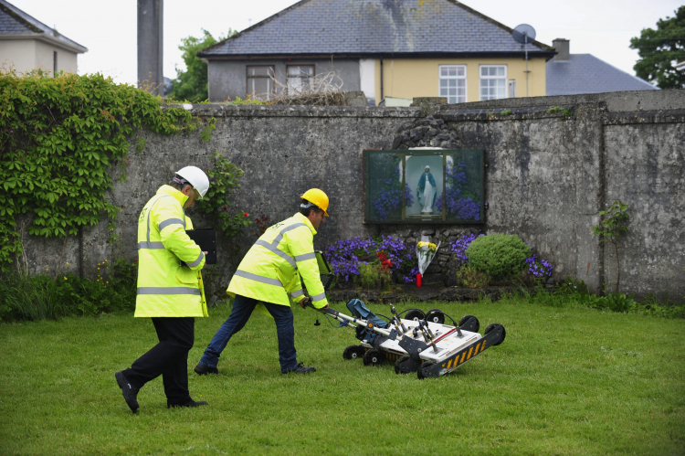 Inżynierowie wykorzystują radar penetrujący grunt w miejscu masowego grobu 800 dzieci na terenie dawnego domu matki i dziecka w Tuam, hrabstwo Galway, w zachodniej Irlandii, 6 czerwca 2014 r. Fot. EPA/AIDAN CRAWLEY / PAP/EPA