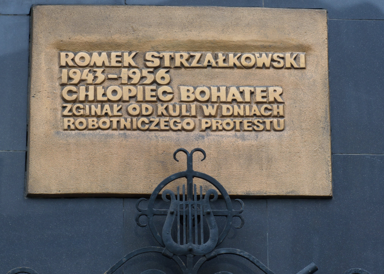 Tablica upamiętniająca Romka Strzałkowskiego, najmłodszą ofiarę Poznańskiego Czerwca 1956, fot. PAP/Jakub Kaczmarczyk