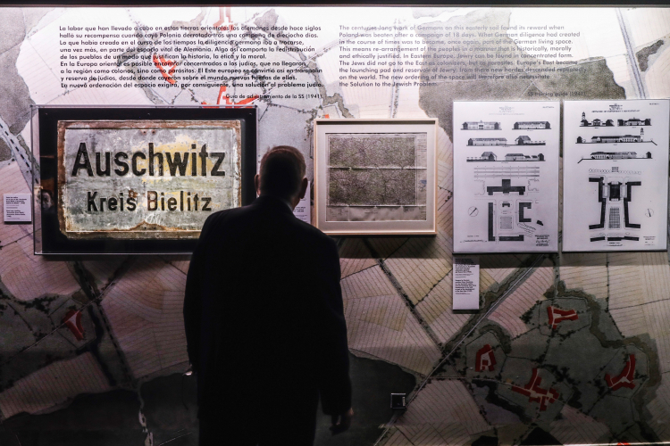 Wystawa "Auschwitz. Not Far Away. Not Long Ago" w Centrum Wystawowym Arte Canal w Madrycie, 30 listopada 2017 r. Fot. EPA/EMILIO NARANJO