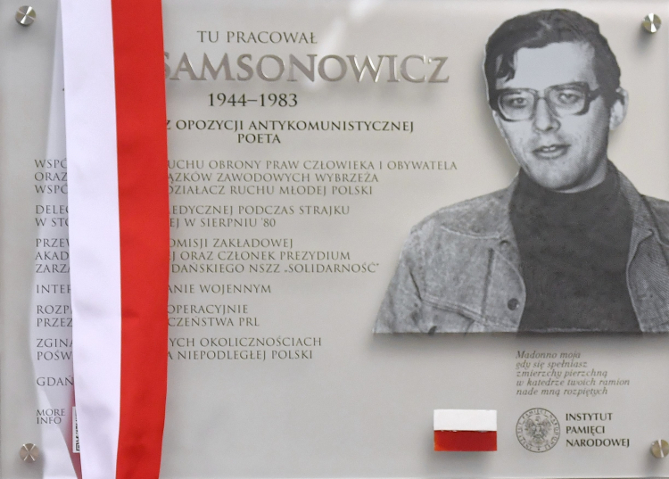 Tablica pamiątkowa działacza opozycji w czasach PRL, jednego z inicjatorów powstania Ruchu Młodej Polski, działacza NSZZ „Solidarność” śp. Jana Samsonowicza w Gdańskim Uniwersytecie Medycznym. PAP/Marcin Gadomski