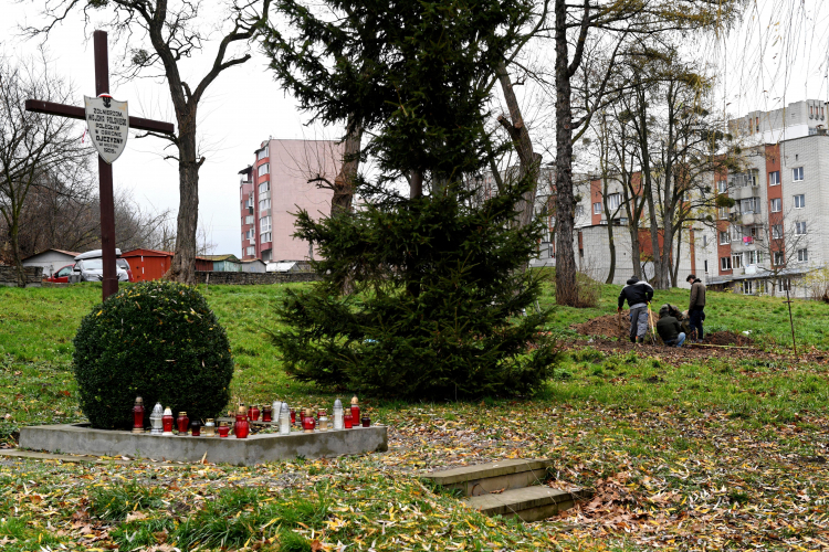 Symboliczna mogiła polskich żołnierzy na dawnym cmentarzu w Zboiskach. Poszukiwania szczątków obrońców Polski IPN prowadził tam jesienią 2019 r. Fot. PAP/Darek Delmanowicz