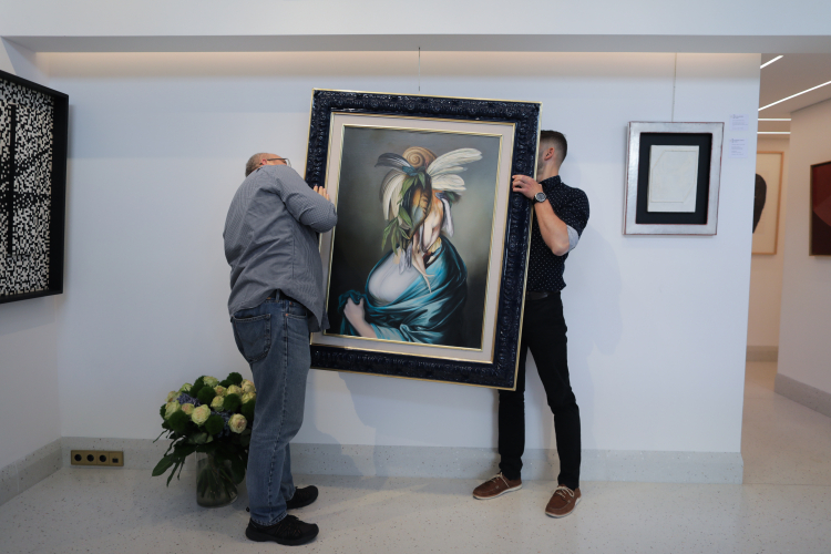 Obraz Ewy Juszkiewicz „Scena polowania” zaprezentowany na wystawie przedaukcyjnej Dzieł Sztuki Domu Aukcyjnego Polswiss Art w Warszawie, 2023 r. PAP/Albert Zawada