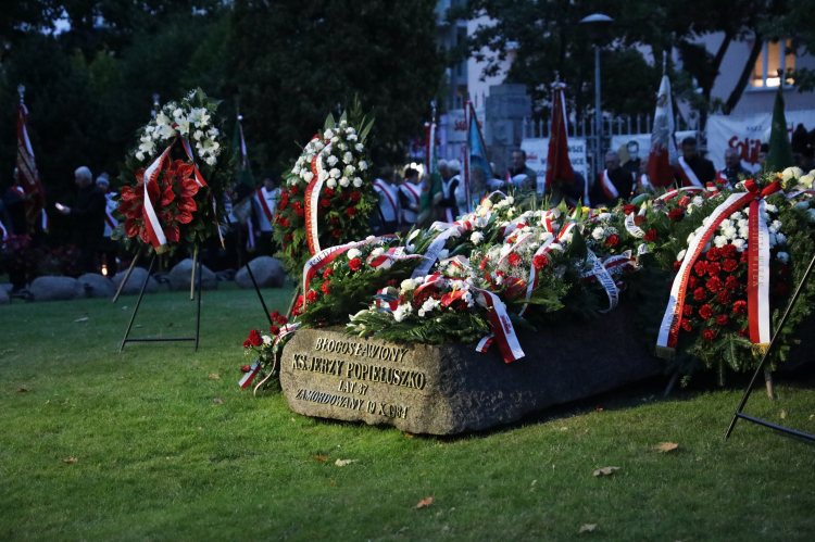 Grób księdza jerzego Popiełuszki, fot. PAP/Tomasz Gzell