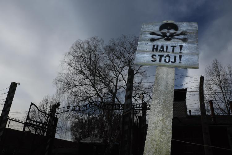 Teren byłego niemieckiego obozu nazistowskiego Auschwitz w Oświęcimiu. Fot. PAP/Leszek Szymański 