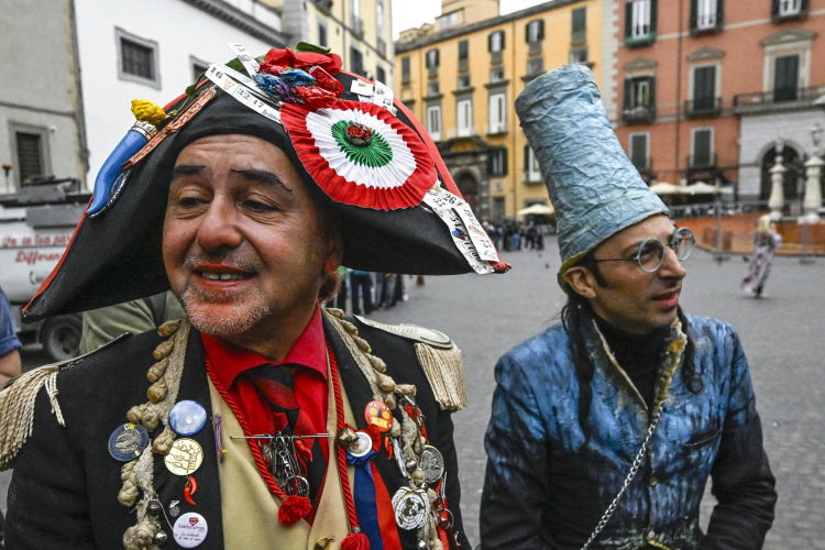 Muzycy i artyści uliczni podczas protestu w Neapolu, 14 kwietnia 2025 r.