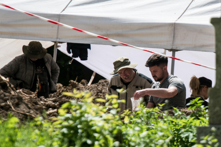Prace poszukiwawcze - ekshumacje ofiar zbrodni wołyńskiej w Puźnikach niedaleko Tarnopola, fot. PAP/Vladyslav Musiienko