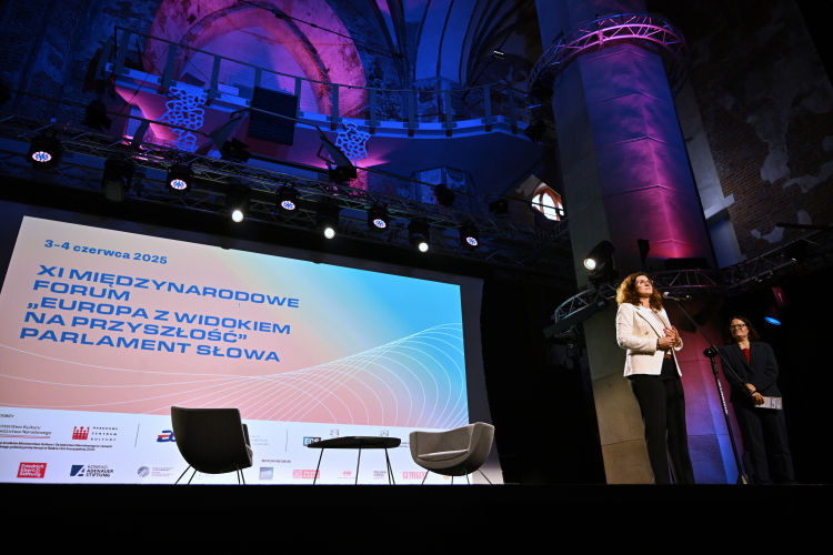 Prezydent Gdańska Aleksandra Dulkiewicz podczas XI Międzynarodowego Forum „Europa z widokiem na przyszłość”. Parlament Słowa, fot. PAP/Marcin Gadomski