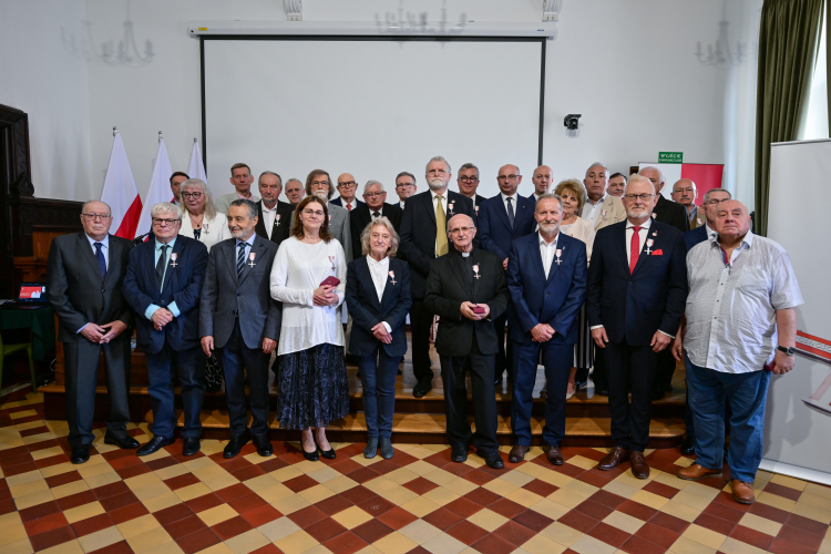 Grupowe zdjęcie odznaczonych Krzyżami Wolności i Solidarności działaczy opozycji z czasów PRL. Fot. PAP/Przemysław Piątkowski 