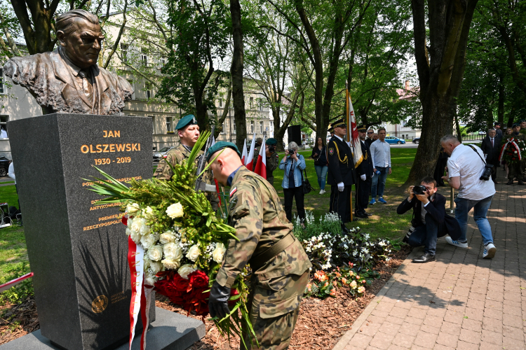 Uroczyste odsłonięcie pomnika premiera Jana Olszewskiego w Słupsku. Fot. PAP/Piotr Kowala