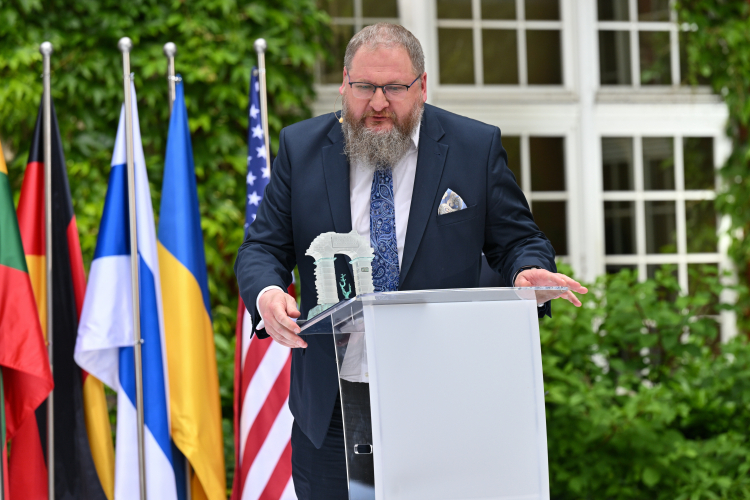 Dyrektor Państwowego Muzeum Auschwitz-Birkenau dr Piotr Cywiński na wręczeniu Nagrody Jana Nowaka-Jeziorańskiego w siedzibie Zakładu Narodowego im. Ossolińskich we Wrocławiu. Fot. PAP/Maciej Kulczyński