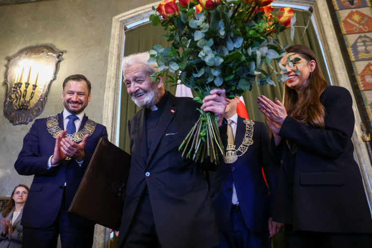 Ks. Adam Boniecki (2L) po odebraniu aktu nadania Honorowego Obywatelstwa Stołecznego Królewskiego Miasta Krakowa; obok prezydent miasta Aleksander Miszalski (L) i wiceprzewodnicząca rady miasta Iwona Chamielec (P). Fot. PAP/Art Service