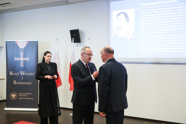 Karol Polejowski, wiceprezes IPN, wręczył dawnym opozycjonistom Krzyże Wolności i Solidarności, fot. PAP/Artur Reszko