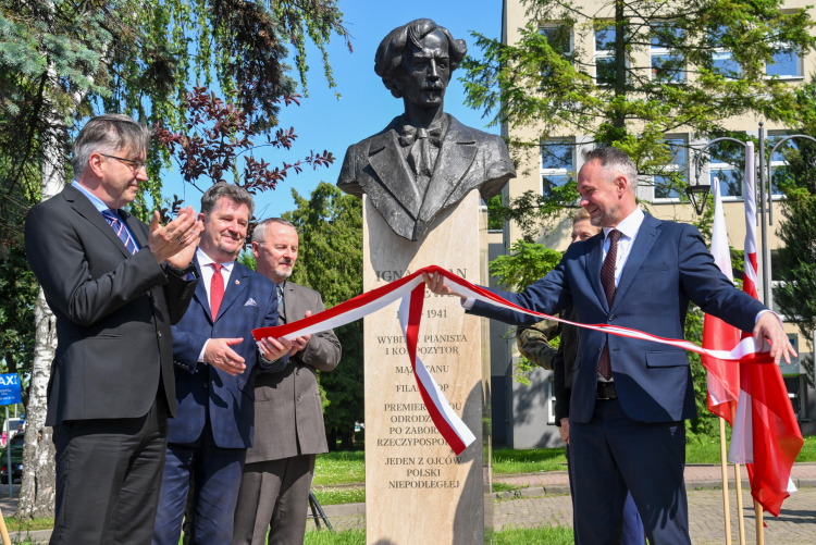 WMalborku odsłonięto pomnik - popiersie Ignacego Jana Paderewskiego, na zdjęciu Marek Szymaniak, dyr. IPN w Gdańsku, burmistrz Malborka Marek Charzewski, dyrektor Muzeum Zamkowego w Malborku Janusz Trupinda i twórca popiersia Stanisław Marek Dryniak, fot. PAP/Andrzej Jackowski