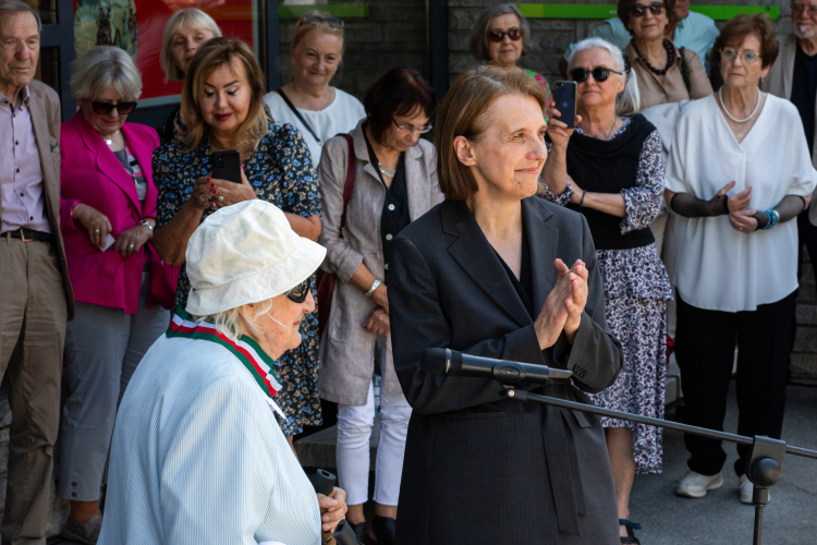Ministra kultury Hanna Wróblewska podczas jubileuszu Panoramy Racławickiej we Wrocławiu wręczała medale „Zasłużony Kulturze Gloria Artis”, fot. PAP/Krzysztof Ćwik