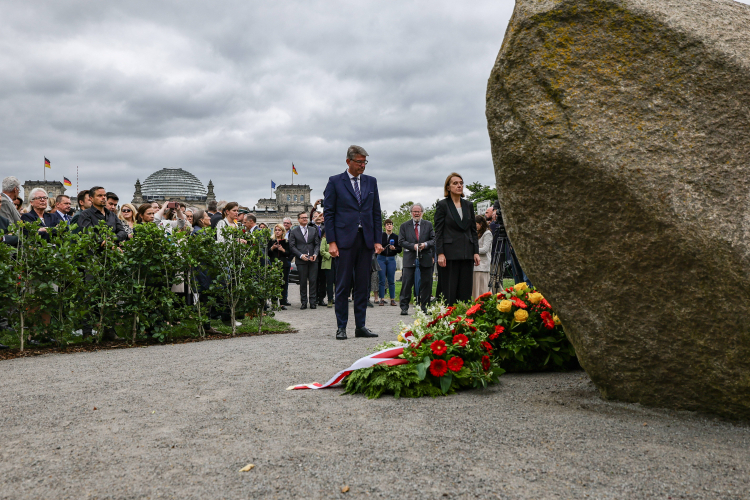 Ministrowie kultury Niemiec i Polski - Wolfram Weimer oraz Hanna Wróblewska - podczas odsłonięcia Miejsca Pamięci dla Polski 1939-1945, fot. PAP/EPA/Filip Singer
