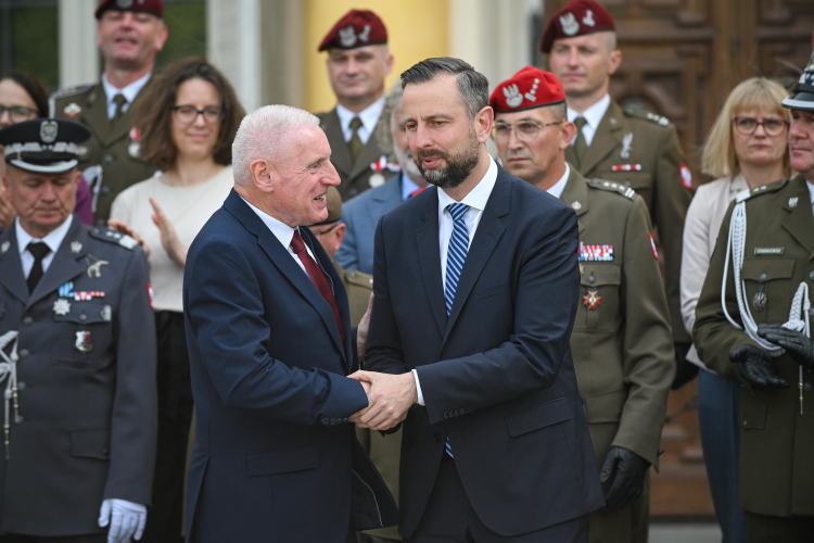 Wicepremier, minister obrony narodowej Władysław Kosiniak-Kamysz (po prawej) oraz wiceminister obrony Wielkiej Brytanii Vernon Coaker (po lewej) na uroczystości rehabilitacji i uhonorowania gen. bryg. Stanisława Sosabowskiego oraz 1. Samodzielnej Brygady Spadochronowej przez Rząd Zjednoczonego Królestwa Wielkiej Brytanii i Irlandii Północnej, 18 czerwca 2025 r. Fot. PAP/Marcin Obara
