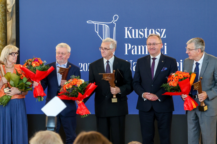 Laureaci: Iwona Ryszkowska (pierwsza z lewej), Gabriel Garcon (pierwszy z prawej), Andrzej Władysław Kaczorowski (drugi z lewej), wnuk laureata Adama Chętnika Jacek Chętnik (w środku); zdrugi z prawej zastępca prezesa IPN dr hab. Karol Polejowski. Fot. PAP/Szymon Pulcyn