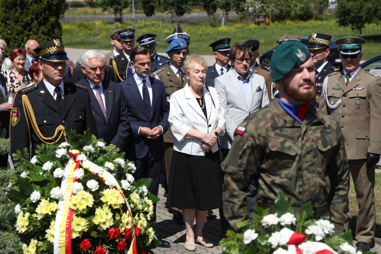 Wojewoda podlaski Jacek Brzozowski (trzeci od lewej), prezydent Białegostoku Tadeusz Truskolaski (drugi od lewej), dyrektor Muzeum Pamięci Sybiru Wojciech Śleszyński (piąty od lewej) i prezes białostockiego oddziału Związku Sybiraków Jolanta Hryniewicka (czwarta od lewej) złożyli kwiaty przed Pomnikiem Grobem Nieznanego Sybiraka w Białymstoku z okazji 85. rocznicy czerwcowych deportacji na Wschód, 21 czerwca 2025 r. Fot. PAP/Artur Reszko