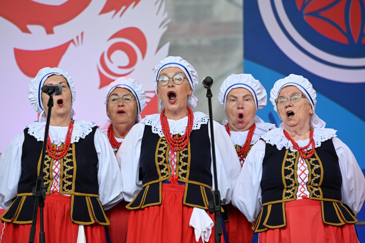 Zespół Śpiewaczy „Gniewkowianie” z Gniewkowa podczas 59. Ogólnopolskiego Festiwalu Kapel i Śpiewaków Ludowych w Kazimierzu Dolnym, 28 bm. PAP/Wojtek Jargiło
