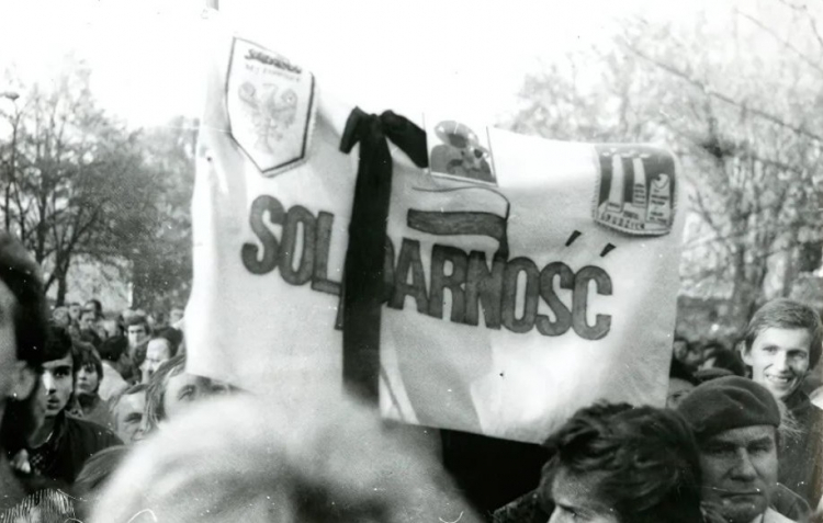 Tłum ludzi przed kościołem św. Stanisława Kostki w Warszawie na pogrzebie ks. Jerzego Popiełuszki. Fot. ze zbiorów MHP