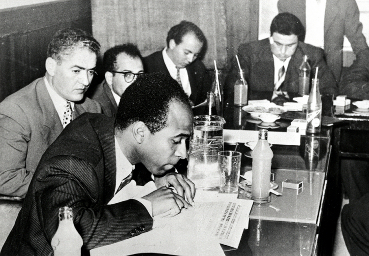 Frantz Fanon na konferencji prasowej w Tunisie, 1957 r. Fot. Auteur inconnuUnknown author, Public domain, via Wikimedia Commons