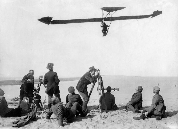 11 maja 1924 roku podczas II Zawodów Lotów Nadbrzeżnych w Rossitten Ferdinand  Schulz ustanowił rekord świata w locie długodystansowym, szybując na swoim „pudełku z miotłą”, wynoszący 8 godzin i 42 sekundy. Fot. Robert Sennecke, Public domain, via Wikimedia Commons