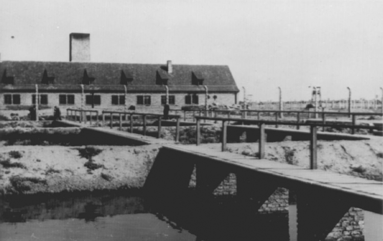 Widok komory gazowej i krematorium II. Fotografia wykonana przez SS w 1943 roku. /Źródło: Muzeum Auschwitz