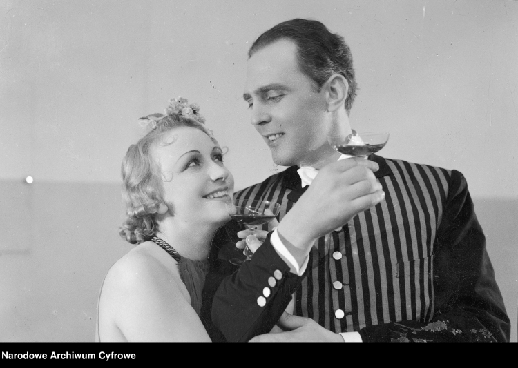 Loda Niemirzanka i Aleksander Żabczyński w jednej ze scen operetki, 1937 r. /NAC