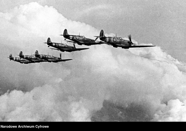 Samoloty „Spitfire” polskiego dywizjonu 303 w Wielkiej Brytanii, podczas lotu w szyku bojowym, lata 1941 – 1944. NAC