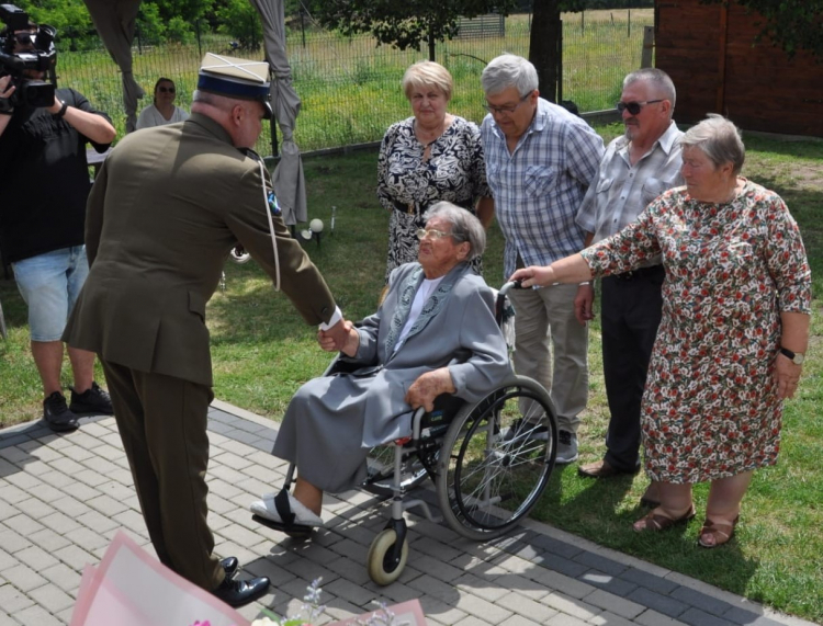 Łączniczka i sanitariuszka łomżyńskiego obwodu AK Czesława Owczarczyk ps. Jaskółka została awansowana na stopień kapitana. Fot. /Źródło: Gmina Pisz/https://www.facebook.com/GminaPisz
