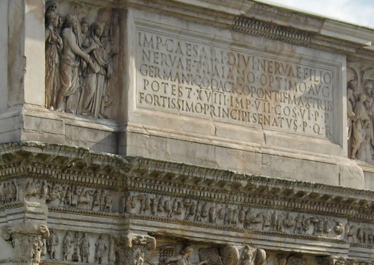 Inskrypcja na łuku Trajana w Benewencie we Włoszech. Źródło: pl.wikipedia/Decan