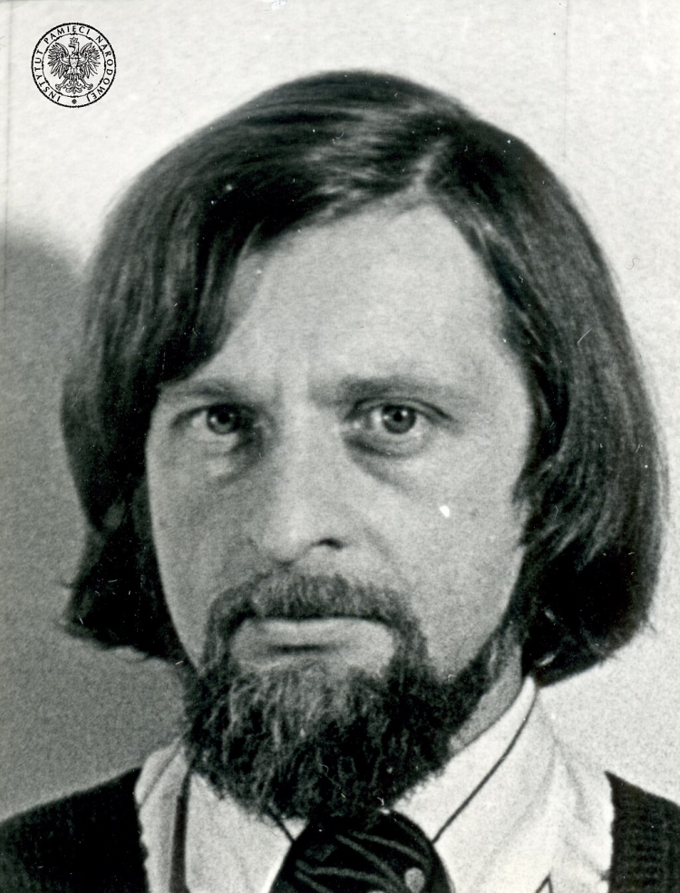 Pisarz Janusz Andrzej Zajdel, ok. 1977 r. – zdjęcie z akt paszportowych (fot. z zasobu IPN, sygn. IPN BU 1535/372956). Fot. Institute of National Remembrance, Public domain, via Wikimedia Commons