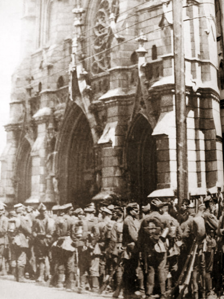 Polskie wojsko przed kościołem św. Mikołaja w Kijowie, 1920 r. /Źródło: uk.wikipedia