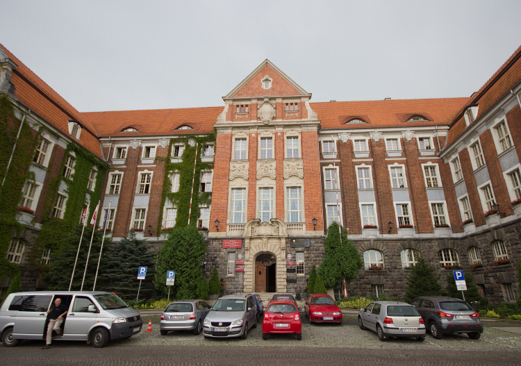 Olsztyn, ul. Emilii Plater 1 - dawna siedziba rejencji, po 1945 dyrekcja rejonowa PKP, obecnie siedziba Urzędu Marszałkowskiego i Wojewódzkiego Sądu Administracyjnego w Olsztynie. Fot. Honza Groh (Jagro), CC BY-SA 3.0 <https://creativecommons.org/licenses/by-sa/3.0>, via Wikimedia Commons