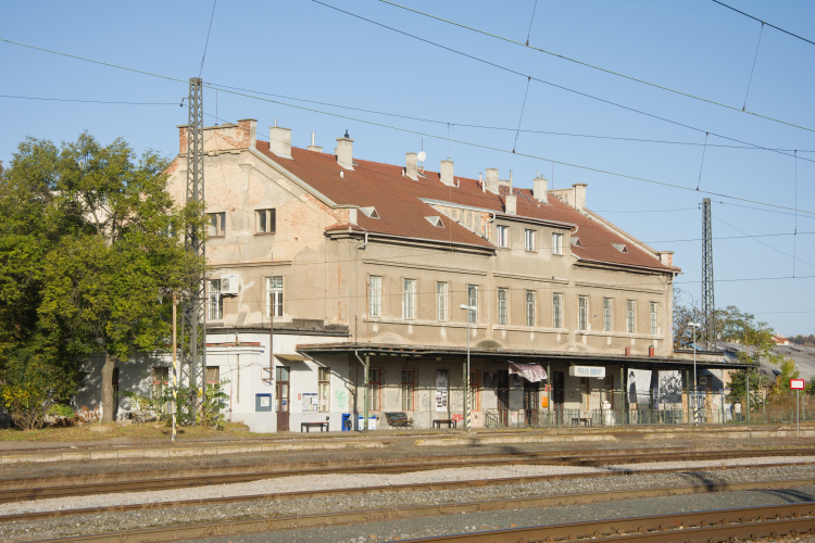 Dawny budynek stacji Praha-Bubny. Fot. Petr Štefek, CC BY-SA 3.0 CZ <https://creativecommons.org/licenses/by-sa/3.0/cz/deed.en>, via Wikimedia Commons
