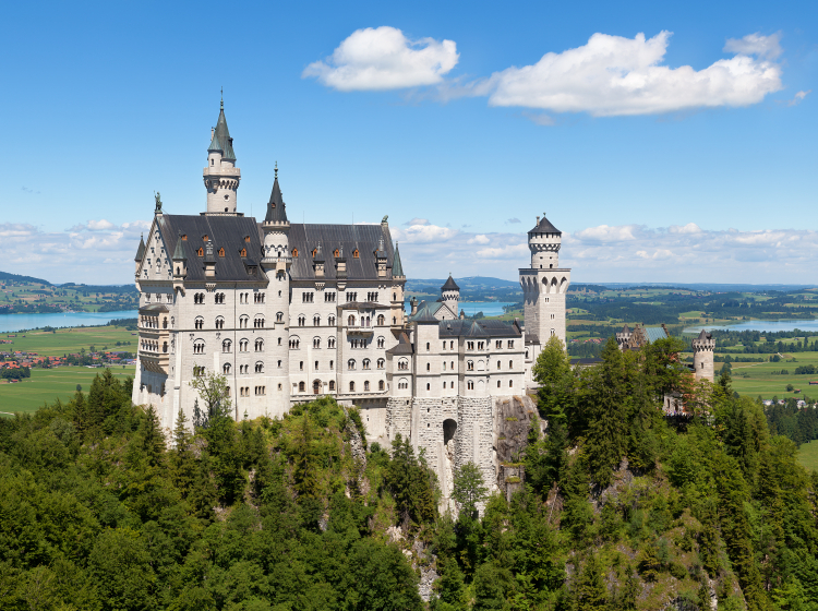 Zamek Neuschwanstein. Fot. Thomas Wolf, www.foto-tw.de, CC BY-SA 3.0 DE <https://creativecommons.org/licenses/by-sa/3.0/de/deed.en>, via Wikimedia Commons