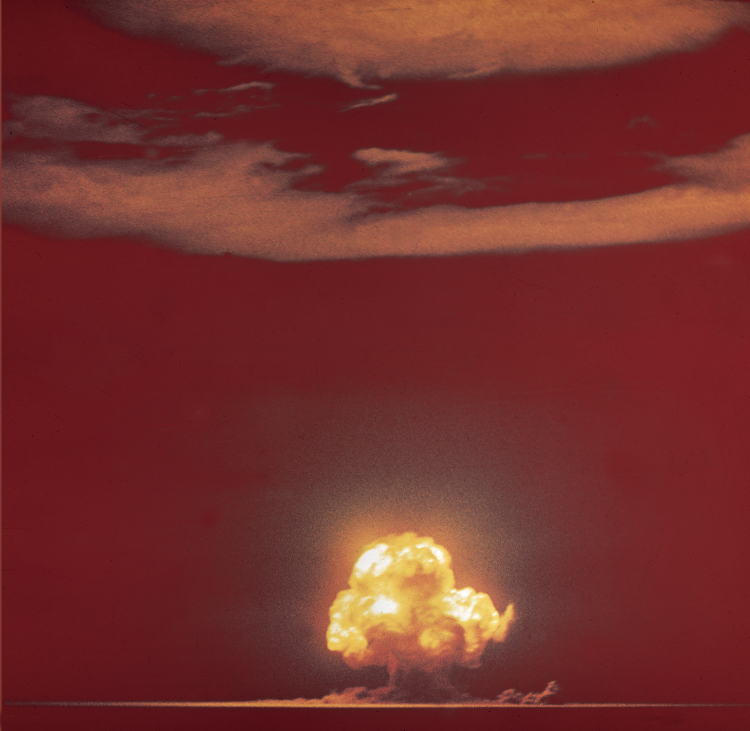 Test nuklearny Trinity, 16 lipca 1945 roku. Zdjęcie autorstwa Jacka Aeby'ego z Specjalnego Oddziału Inżynieryjnego, Projekt Manhattan, Los Alamos. Źródło: Wikipedia