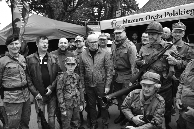 Generał Waldemar Skrzypczak (w środku - bez munduru) przed ekspozycją Muzeum Oręża Polskiego w Kołobrzegu. Fot. muzeum.kolobrzeg.pl