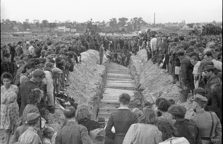 Kielce, 1946-07-08. Pogrzeb ofiar pogromu kieleckiego. PAP/Jerzy Baranowski
