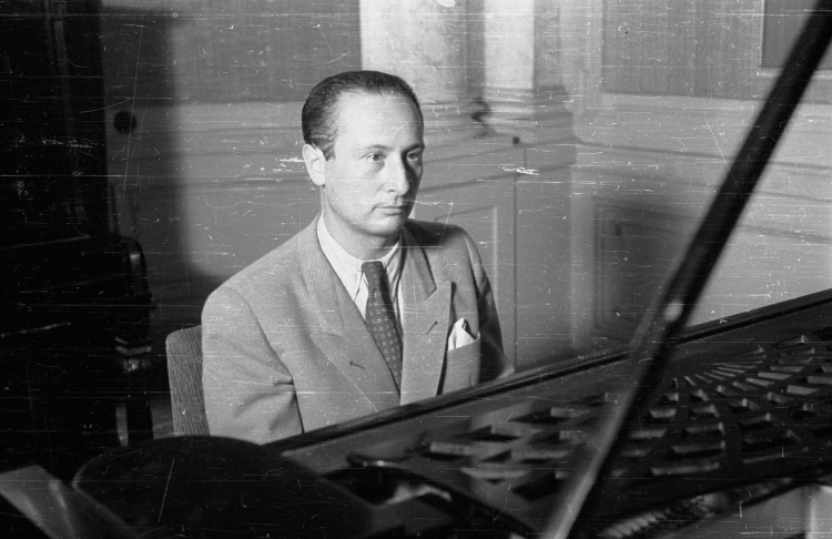 Władysław Szpilman w studiu Polskiego Radia (w 1946 r.). Fot. PAP/Stanisław Dąbrowiecki
