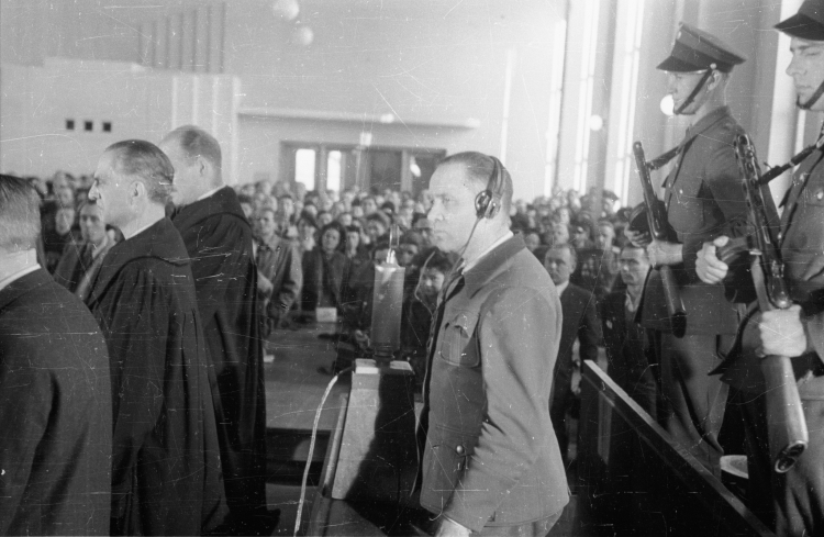 Rudolf Hoess, komendant obozu w Oświęcimiu, przed Najwyższym Trybunałem Narodowym w Warszawie, 11 marca 1947 r. Fot. PAP/CAF/Stanisław Dąbrowiecki