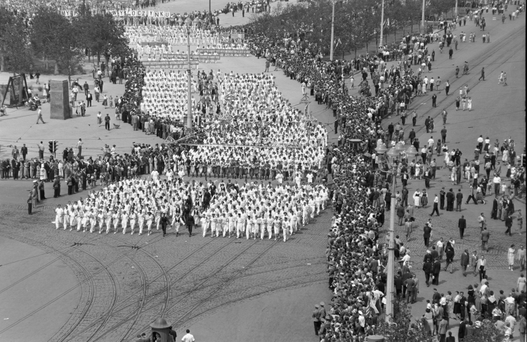 Warszawa, 7.08.1955 r. Pochód młodzieży polskiej na ulicach stolicy podczas V Światowego Festiwalu Młodzieży i Studentów. Fot. PAP/CAF/Kondracki