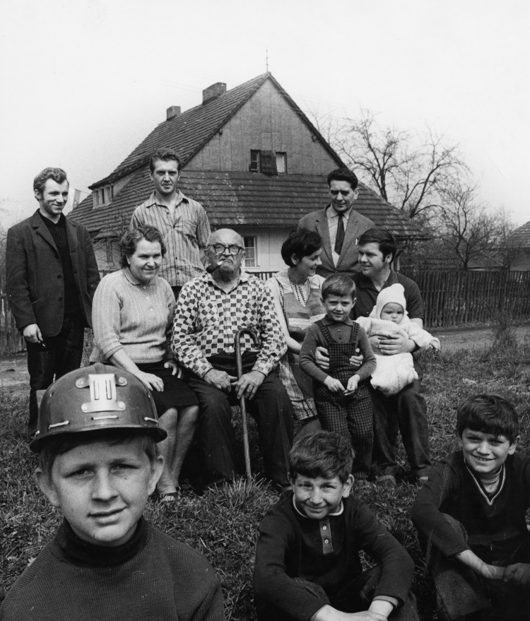 Katowice 1968. Giszowiec. Wielopokoleniowa rodzina górnicza. Fot. PAP/Jan Morek