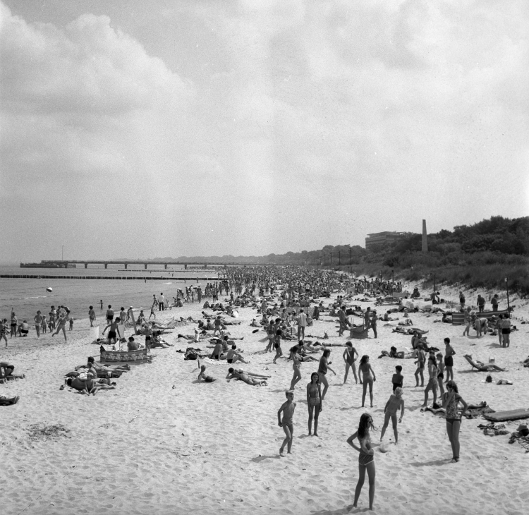 Lipiec 1973 roku - Kołobrzeg. Fot. PAP/Zbigniew Wdowiński